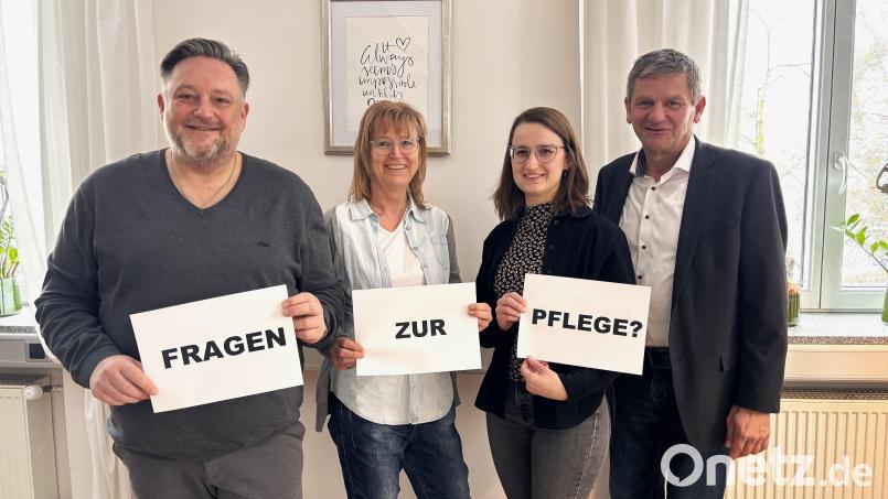 Bürgermeister Thomas Beer (links) freut sich mit der Leiterin der Seniorenfachstelle des Landkreises Schwandorf Cornelia Kiener (Zweite von links) über die Sprechstunde der Guten-Pflege-Lotsin Theresa Krämer im Rathaus Teublitz. Ebenfalls anwesend bei der Vorstellung des Projekts mit Geschäftsleiter Franz Härtl (rechts). Bild: Thomas Stegerer