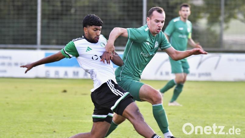 Energisch geführter Zweikampf zwischen Timo Kohler (rechts) von der DJK Gebenbach und Geremi Perera (links) vom SC Eltersdorf. Der Gebenbacher Kapitän ist zuversichtlich, dass seine Mannschaft nichts mit dem Abstieg zu tun haben wird. Archivbild: Hubert Ziegler
