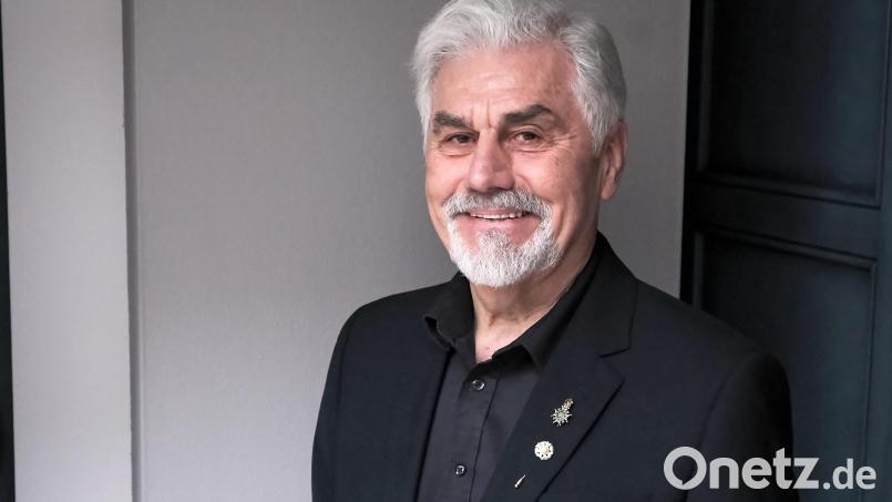 Das Ehrenzeichen des Ministerpräsidenten steckt noch am Revers von Andreas Raab, es ist das untere, runde. Das obere weist auf seine Tätigkeit für den Lazarus-Orden hin, ein weiteres Feld ehrenamtlichen Engagements. Bild: Peter Ringeisen