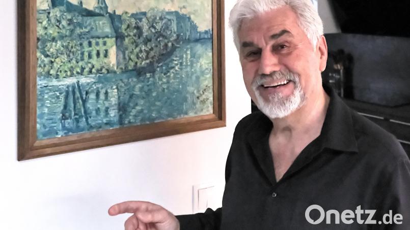 Auch in der Kunst heimatverbunden: Andreas Raab vor einem Gemälde, das eine Ansicht aus dem Vilstal zeigt. Bild: Peter Ringeisen