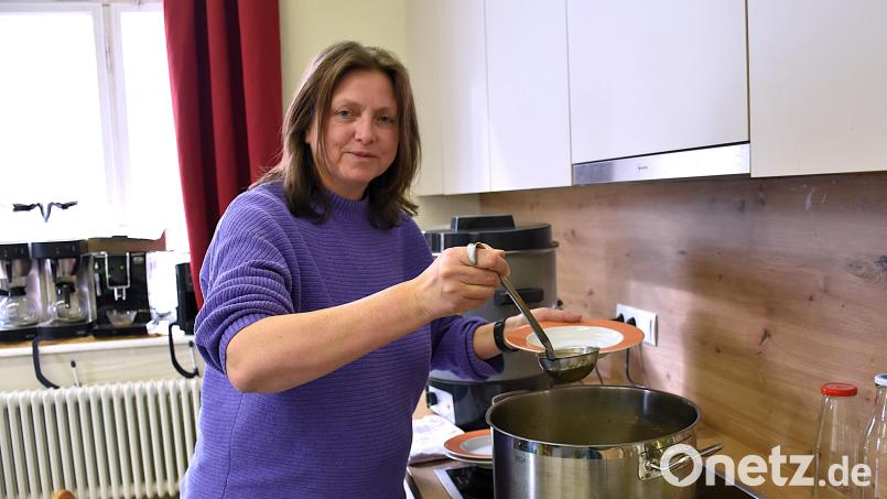 Sabine Stengel hat für den Kurs literweise Dinkelgemüsebrühe vorgekocht, die täglich mit weiteren Zutaten und Gewürzen varriiert wurde. Bild: ubb