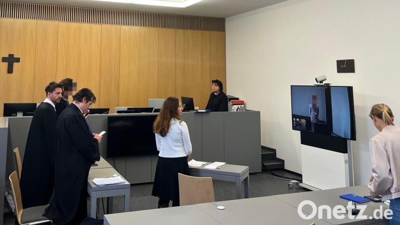 Am 16. Verhandlungstag im Champagner-Prozess sagt der Hauptbelastungszeuge aus Polen per Videoübertragung aus. Am Ende scheint die Beweislage dünn zu sein – und der der Angeklagte kommt auf freien Fuß. Bild: Ilias-Maurice Ziergiebel