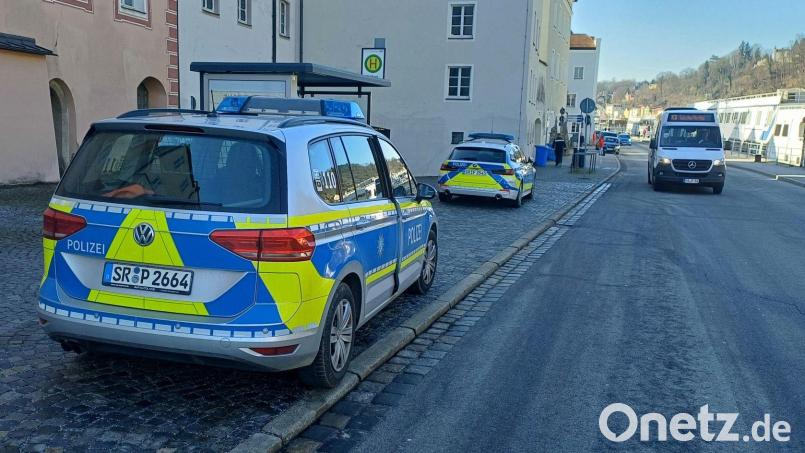 Die Polizei suchte in Passau mit mehreren Streifen und einem Hubschrauber nach dem Mann. Bild: Markus Zechbauer/zema-medien.de/dpa