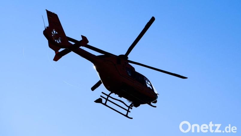 Ein Hubschrauber brachte einen der Verletzten ins Krankenhaus. (Symbolbild) Bild: Julian Stratenschulte/dpa