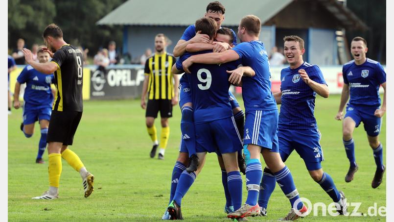 Jubel beim SVE im Hinspiel nach dem Ausgleich in der letzten Minute des Hinspiels gegen Burglengenfeld, das durch Tore in den Schlussminuten noch ein Unentschieden brachte. Bild: war