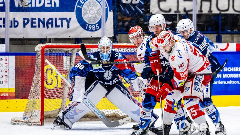 Die Blue Devils Weiden haben das Heimspiel gegen die Eispiraten Crimmitschau am Dienstagabend mit 1:2 verloren. Der Abstand auf Rang zehn beträgt damit nun acht Punkte. Bild: Tobias Neubert