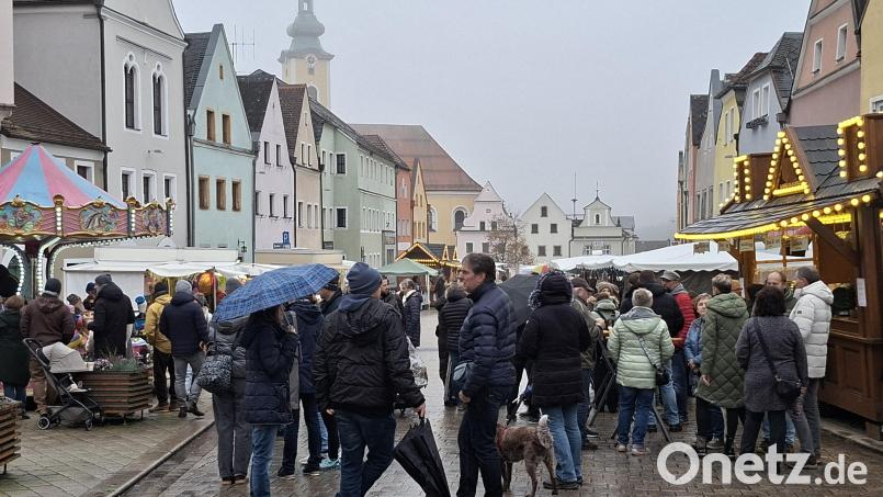 Der traditionelle Kirchweihmarkt wird heuer erstmals nicht am Stadtplatz, sondern auf dem Platz vor der Stadthalle stattfinden. Der vom Kulturausschuss gefasste Beschluss kam nicht bei allen Stadtratsmitgliedern gut an. Archivbild: prh