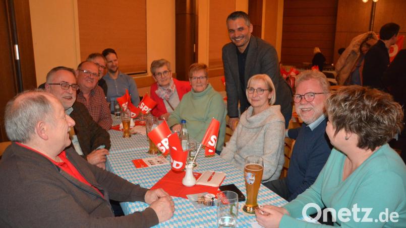 Landratskandidat Muhammet Dal (stehend) will die Menschen mitnehmen und sucht das Gespräch, wie er betonte. In den kommenden Wochen hat er vor, dafür 1000 Haustüren im Landkreis öffnen. Bild: jr