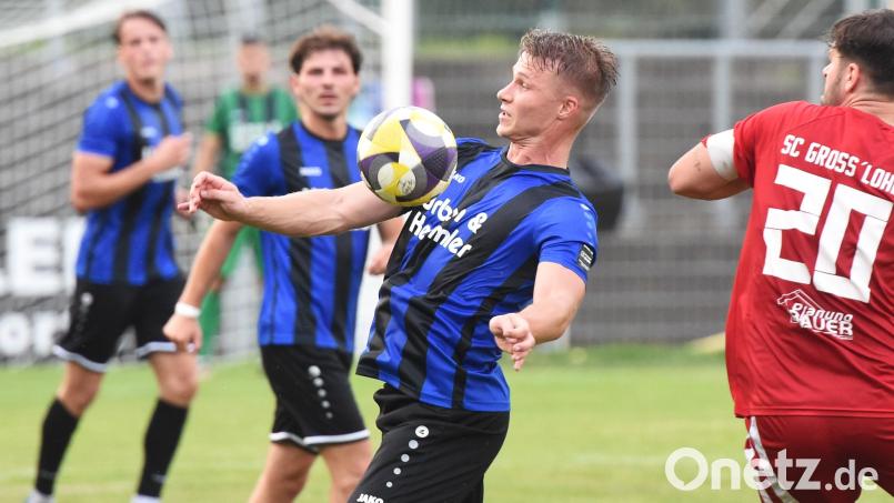 Christoph Fenninger (Zweiter von rechts) und die SpVgg SV Weiden reisen am Samstag zum Bayernliga-Schlusslicht SC Großschwarzenlohe. Archivbild: Gerhard Büttner