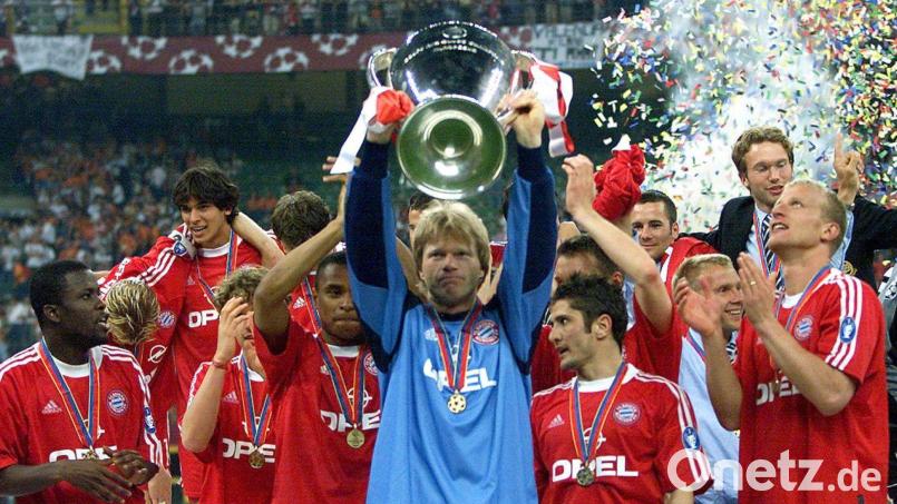 Oliver Kahn (Mitte) stemmt die Champions-League-Trophäe beim Triumph 2001 in Mailand gegen den FC Valencia in die Höhe. Bild: agentur_dpa