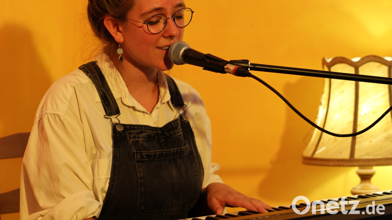 Im Podcast spricht Ronja Künkler über ihr neues Album: "Wohnzimmerkonzert 7/25". Als Musikerin nennt sie sich "Ronja Künstler". Bild: Ronja Künstler