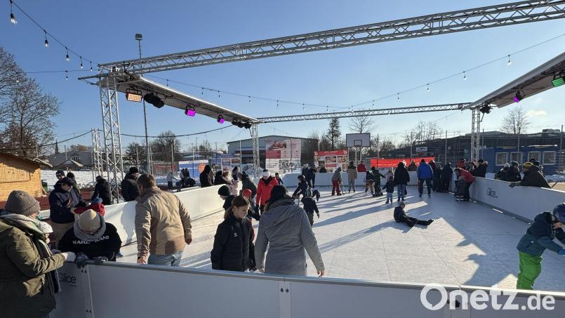 Vor allem an sonnigen Tagen herrschte auf der Kunsteisbahn in Kemnath reger Betrieb. Die Zuschauer ließen sich dagegen gerne Glühwein und einen Imbiss schmecken. Bild: Nina Lang