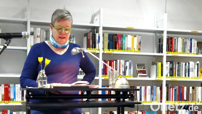 Autorin Friederike Schmöe war mit ihrem Krimi „Schatten über dem Großen Arber“ zu Gast in der Stadtbibliothek Schwandorf. Bild: Thomas Dobler