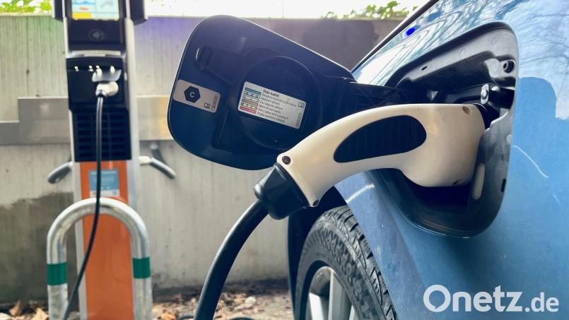 Auch in der Oberpfalz werden immer mehr E-Ladesäulen gebraucht, denn der Umstieg vom Verbrenner auf ein E-Auto nimmt zu. Archivbild: Gabi Schönberger