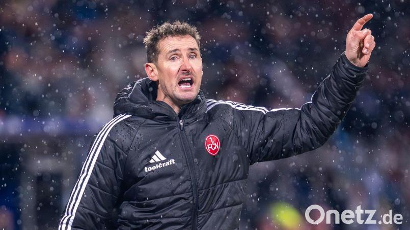 Miroslav Klose in Aktion am Spielfeldrand. (Archivbild) Bild: David Inderlied/dpa