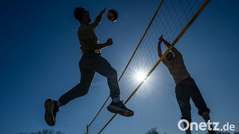 Im Englischen Garten wurde am Freitag bei frühlingshaftem Wetter und strahlendem Sonnenschein schon Volleyball gespielt. Bild: Peter Kneffel/dpa