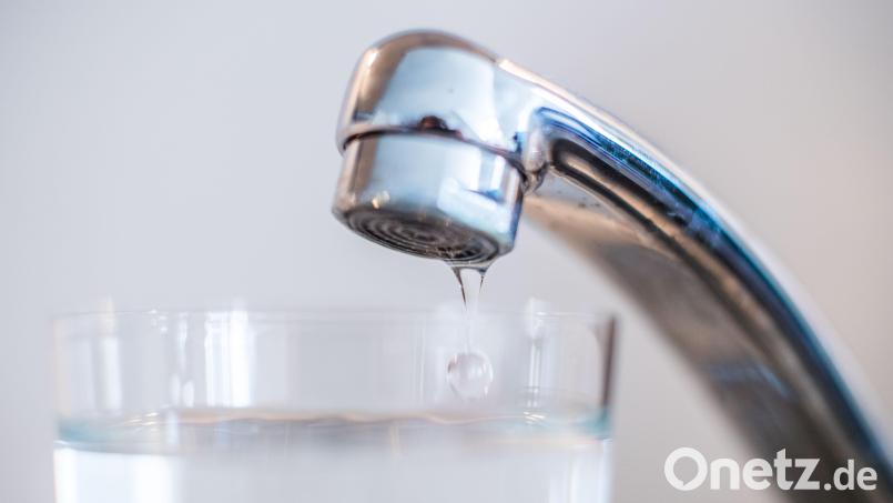 In Auerbach wird das Wasser teurer. Dafür aber auch das Kanalnetz wieder besser. Symbolbild: Lino Mirgeler/dpa