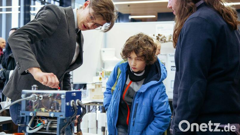 Die Schülerinnen und Schüler erklärten der Jury und den Besuchenden des Regionalwettbewerbs "Jugend forscht" ihre Projekte und Ideen. Bild: Jolanda Selting/ OTH Amberg-Weiden