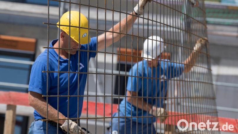 Mit steigenden Temperaturen rechnet die Agentur für Arbeit insbesondere im Bau- und Ausbaugewerbe mit einer spürbaren Belebung des Arbeitsmarktes im Frühjahr. Symbolbild: Boris Roessler/dpa