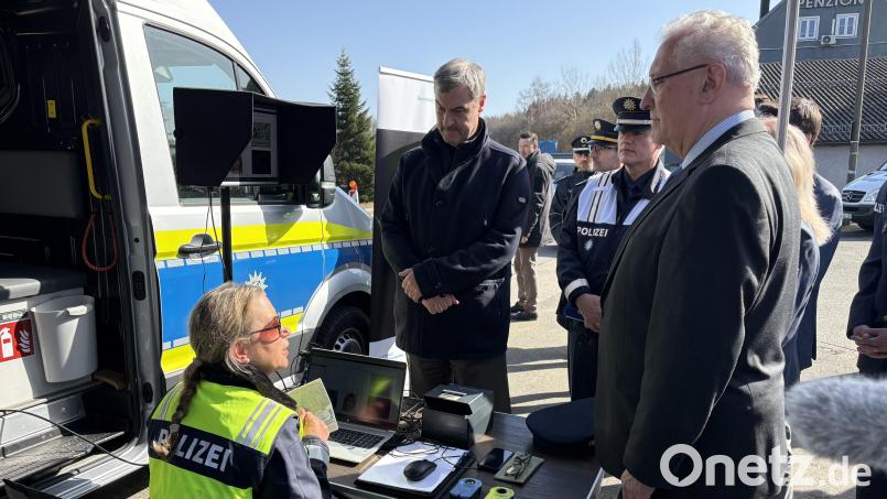 Markus Söder und Joachim Herrmann zeigten sich in Waidhaus mit der Jahresbilanz der bayerischen Grenzpolizei zufrieden. Bild: Jona Lang