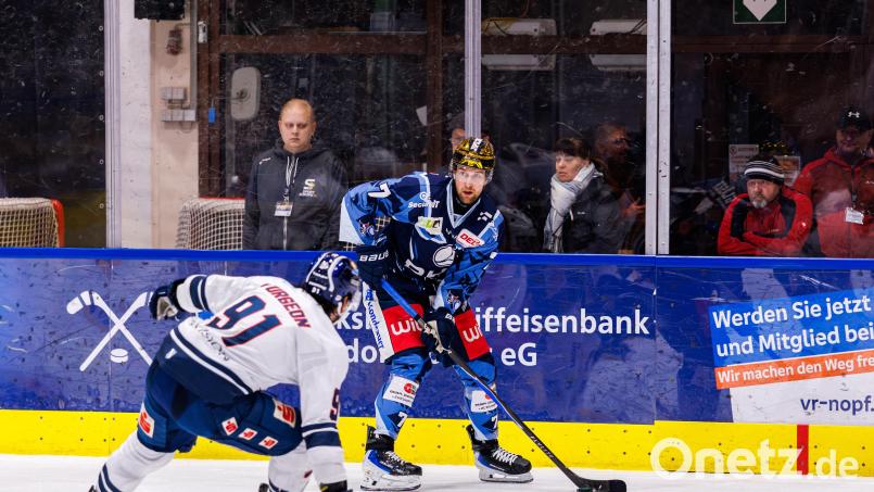 Emotionaler Leistungsträger: Luca Gläser machte seinen Schiedsrichter-Ärger am Sonntagabend nach der Partie in Weißwasser öffentlich Luft. Das könnte schwerwiegende Folgen haben. Bild: Werner Moller