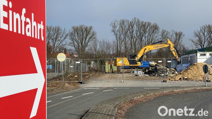 Die Tankstelle an der Fuggerstraße beim Real-Markt in Amberg verschwindet. Bild: Petra Hartl