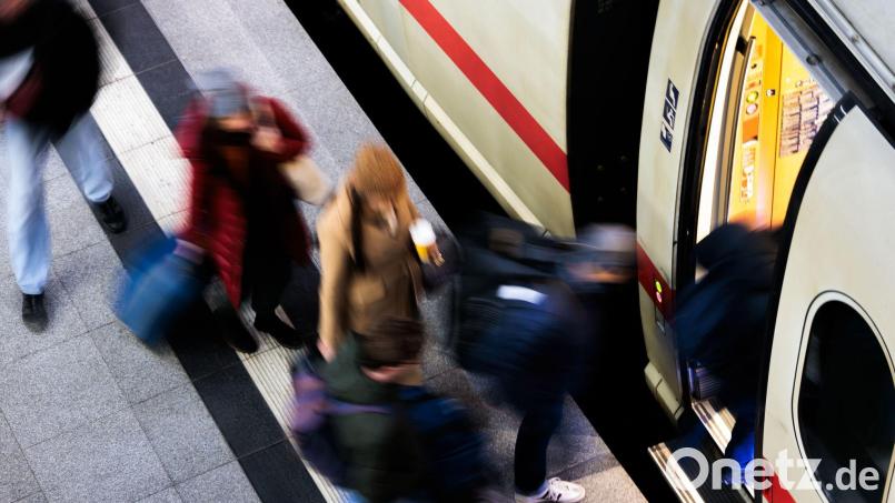Die Tarifeinigung von Bahn und GDL bedeutet auch: Keine Warnstreiks in diesem und dem kommenden Jahr auf der Schiene. (Archivbild) Bild: Carsten Koall/dpa
