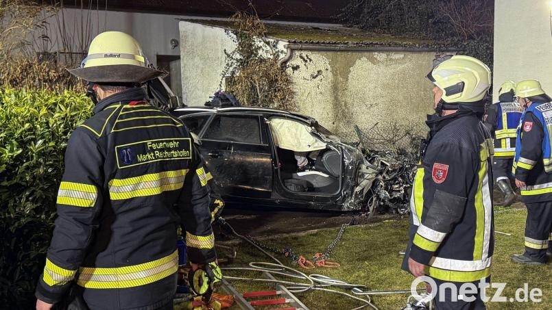 Das Auto hat sich nach Polizeiangaben mindestens einmal überschlagen. Bild: Vifogra / Friedrich/Vifogra GmbH/dpa