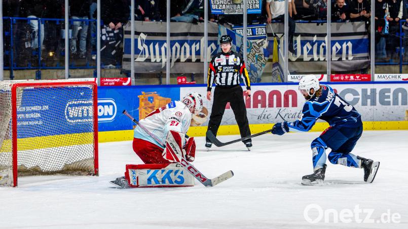 Tommy Muck (rechts) scheiterte im Penaltyschießen an Niklas Lunemann im Tor der Düsseldorfer EG. Bild: Elke Englmaier