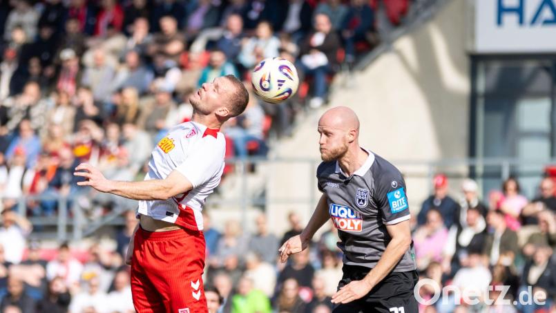 Jahn-Stürmer Eric Hottmann (links) gegen den Ulmer Marcel Seegert. Beide Teams trennten sich 1:1. Bild: Sascha Janne