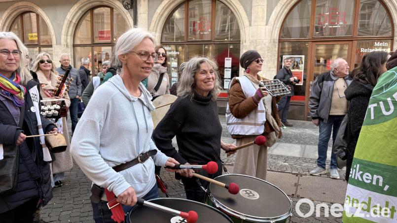 Die Omas gegen Rechts machten mit ihren Trommeln auf die Demo aufmerksam. Bild: Lukas Büchold