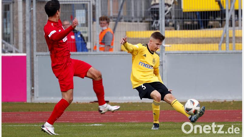 Der Weidener Dennis Lippert (rechts) und die SpVgg Bayreuth müssen künftig kleinere Brötchen backen. Archivbild: Peter Kolb