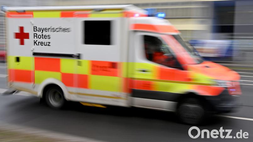 Einer der Arbeiter kam schwer verletzt in ein Krankenhaus. (Symbolbild) Bild: Peter Kneffel/dpa