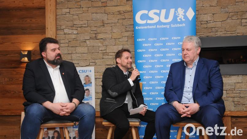 Matthias Schöberl (Mitte) moderierte das Gespräch zwischen Erstem Bürgermeister Stefan Frank (links) und Landrat Richard Reisinger beim Forum der Begegnung der CSU in Kauerhof. Bild: ge
