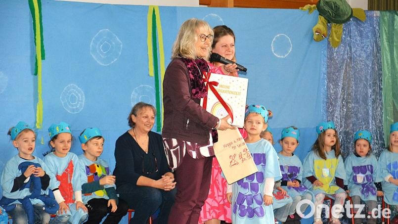 Viele Erinnerungsgeschenke bekam die langjährige Leiterin des Kindergarten St. Wolfgang, Uta-Maria Kriegler, von Kindern, Eltern und Kolleginnen. Bild: fdl
