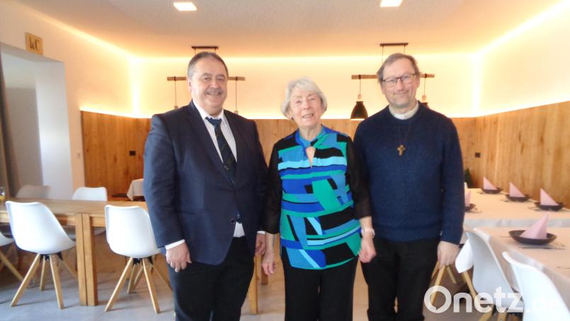 Bürgermeister Peter Dotzler (links) und Pfarrvikar Christian Preitschaft gratulieren Erika Schenk zum 90. Geburtstag. Bild: dpe