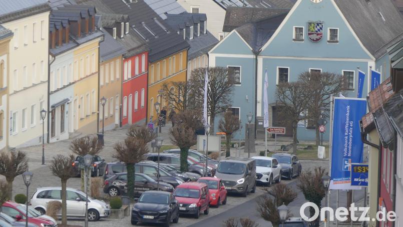 Für das Anwesen Marienplatz 41 (rote Hausfront), das Verwaltungsstellen der Stadt aufnehmen soll, beschloss der Stadtrat die Entrümpelung. Archivbild: rn