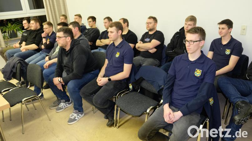 Die Beratungen im Gemeinderat zur Bestellung eines neuen Tragkraftspritzen-Fahrzeuges (TSF-W) stößt bei den Feuerwehrkameraden auf großes Interesse. Bild: Robert Dotzauer