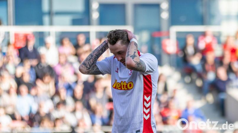 Adrian Fein kann es auch nicht fassen: Der SSV Jahn vergab gegen Ulm zu viele Chancen. Bild: Sascha Janne