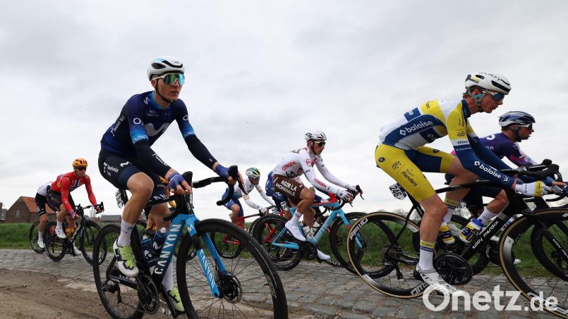 Juri Hollmann (l) im Trikot seines früheren Teams Movistar. (Archivbild) Bild: David Pintens/Belga/dpa