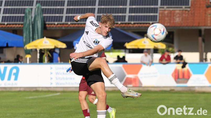 Johannes Janker (Szene aus einem früheren Spiel) hatte im Spiel in Burglengenfeld auch Chancen, am Ende verlor der SV Etzenricht aber mit 0:5. Archivbild: war