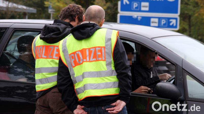 Einen Schlagring sowie 60 verbotene Feuerwerkskörper fanden Grenzpolizisten bei einer Kontrolle im Kofferraum eines Autos. Symbolbild: ggö