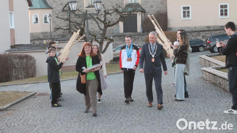 Flankiert von den Flossenbürger Burgschützen zieht Luca Preisinger mit Bürgermeister Thomas Meiler zum Rathaus. Bild: pi