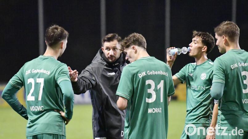 Trainer Dominic Rühl (Zweiter von links) und die DJK Gebenbach kehrten mit einer 0:1-Niederlage aus Würzburg heim. Archivbild: Hubert Ziegler