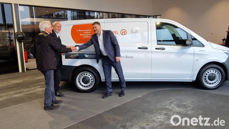 Geschäftsführer Markus Hiltl (rechts) und Jürgen Ruttmann, Gründer Minship (Mitte) übergeben das neue Autor an Bernhard Saurenbach von der Amberger Tafel. Bild[M]:Pirzer Bernhard Saurenbach