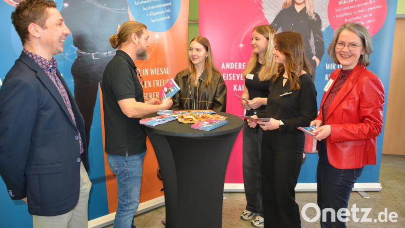 Andre Putzlocher (2. von links) von der Hotel- und Tourismusschule Wiesau im Gespräch mit Jugendlichen, mit dabei Martina Puff (rechts) und Philipp Lippert (links) vom Arbeitskreis Schule&amp;Wirtschaft. Bild: jr