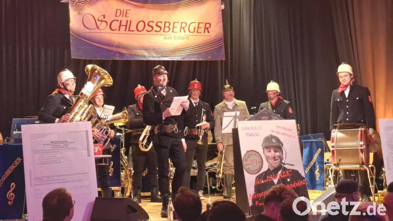 Die acht strammen Feuerwehrmänner bewarben sich mit ihrem Spitzenkandidaten „Kommandant Fabian Wild“ mit einem Plakat für die Bürgermeisterwahl. Bild: gz