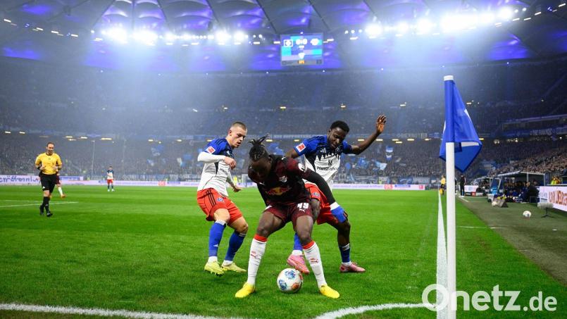 Da rollte der Fußball wieder. Bild: Gregor Fischer/dpa