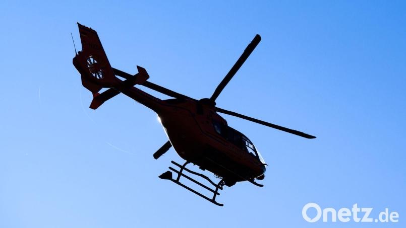 Nach Angaben der Polizei war ein Rettungshubschrauber im Einsatz. (Symbolbild) Bild: Julian Stratenschulte/dpa