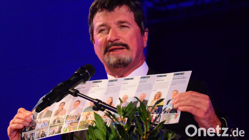 "Da sind ja mehr Doktoren drauf als im Ärztehaus." Wolfgang Krebs als Ministerpräsident Markus Söder mit einem Kommunalwahl-Flyer der Weidener CSU. Bild: Kunz
